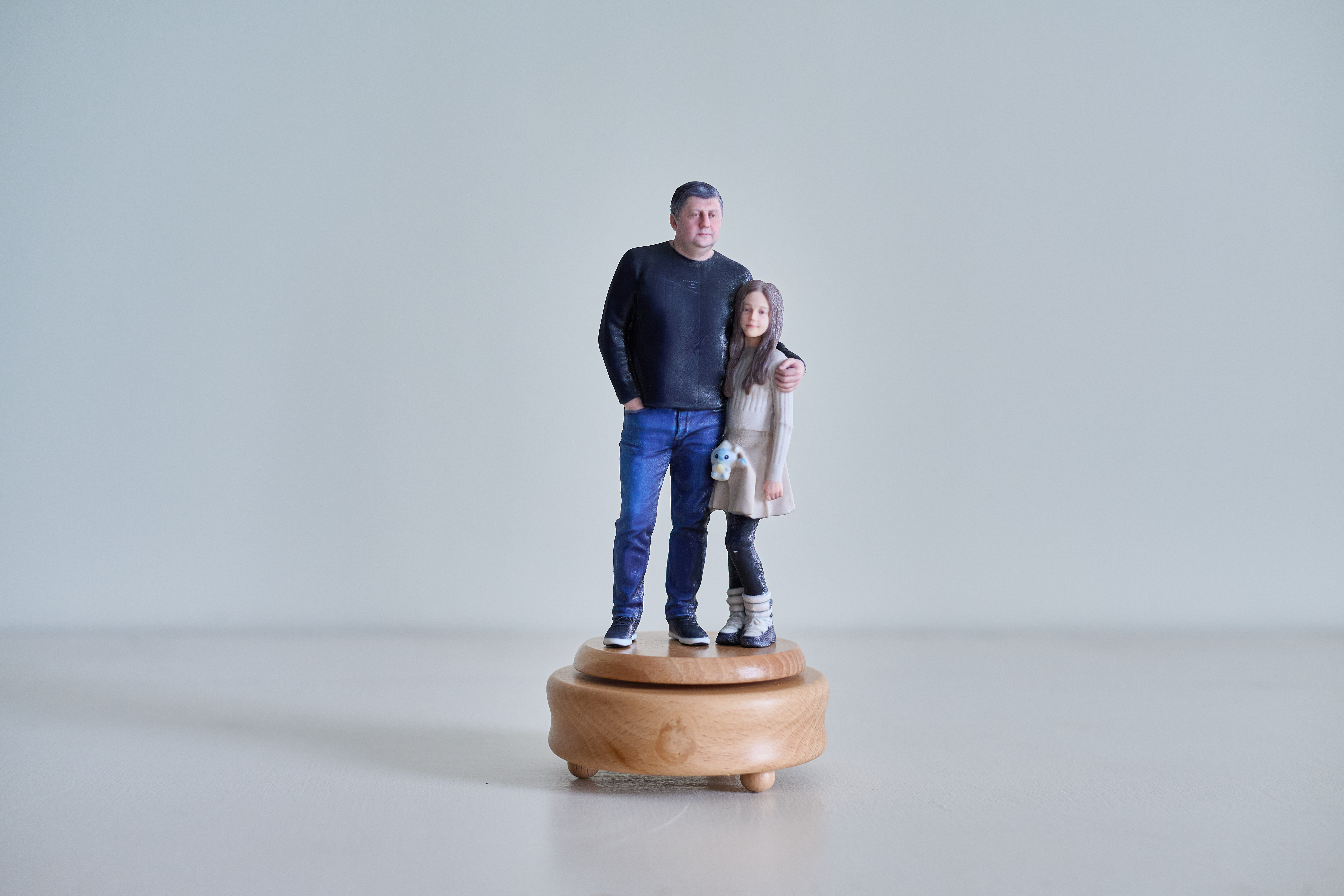 Папа с дочкой — 3D-фигурка на музыкальной подставке