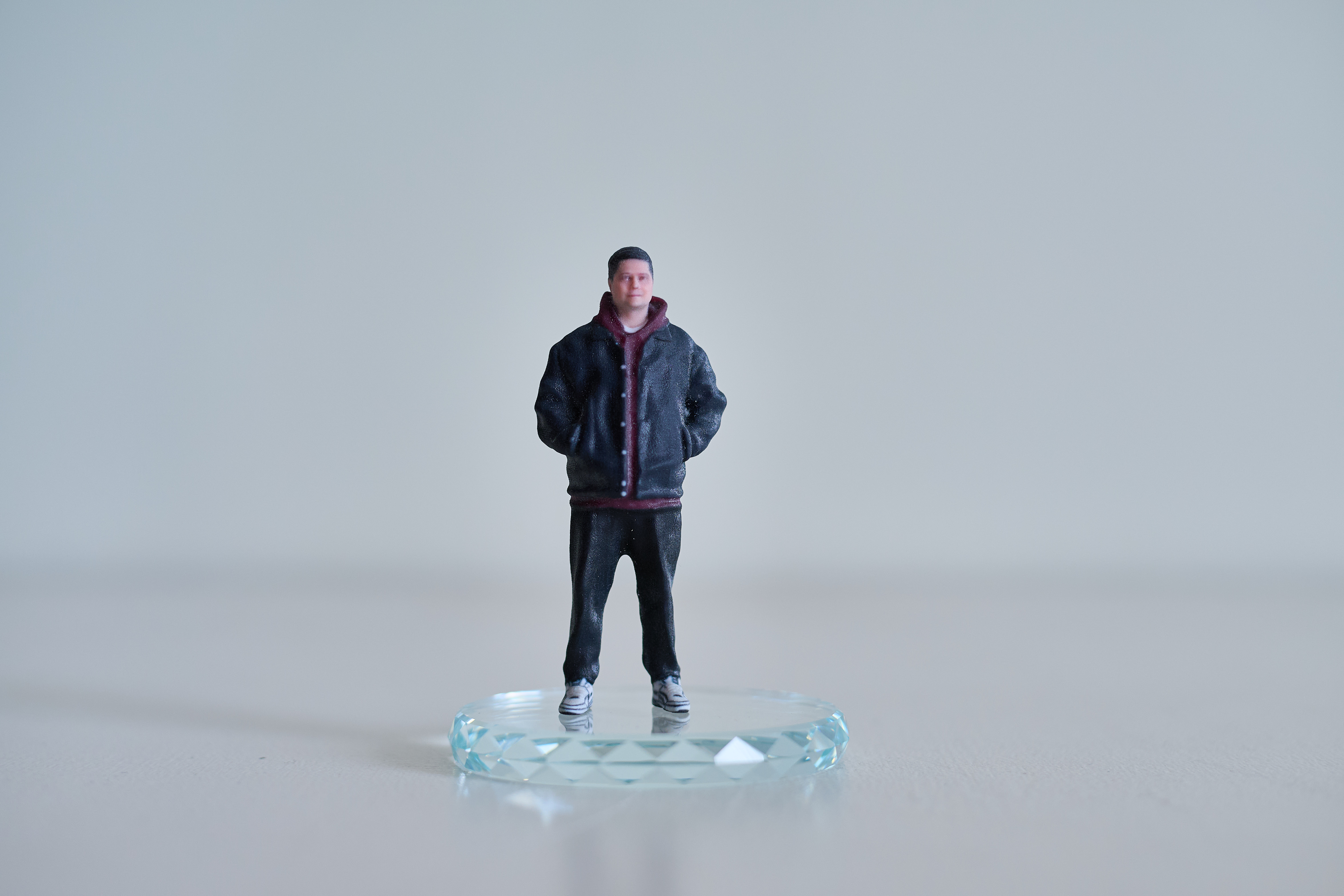 3D-фигурка парня на хрустальной подставке